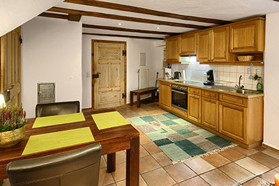 Wohn- und Essbereich mit voll ausgestatteter Küchenzeile