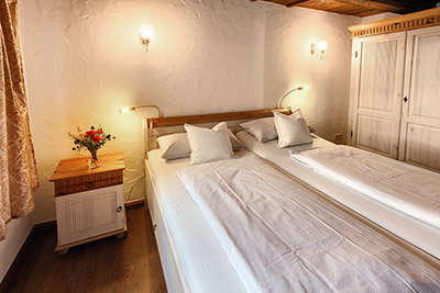 Schlafzimmer mit Doppelbett